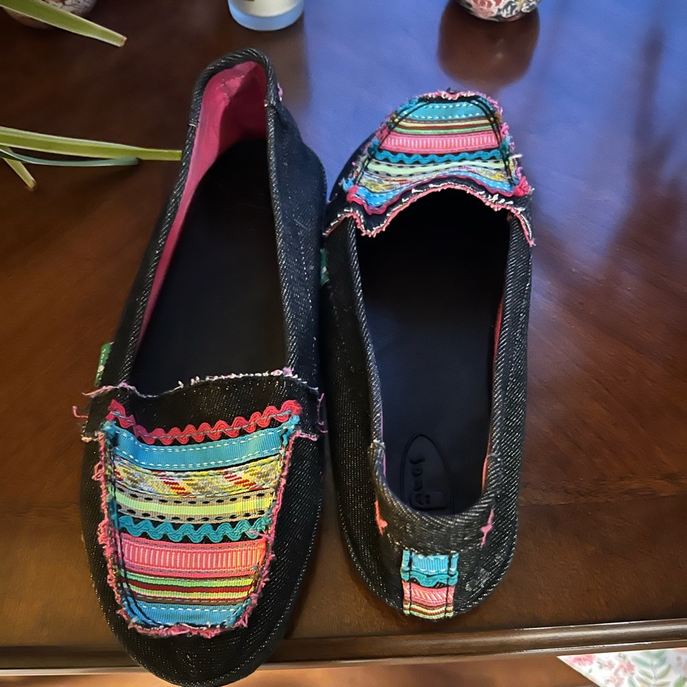 Women’s Sanuk slip on denim with colorful stripes size 9 ***pls read****